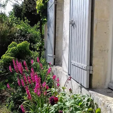 Autour Du Puits Bed & Breakfast