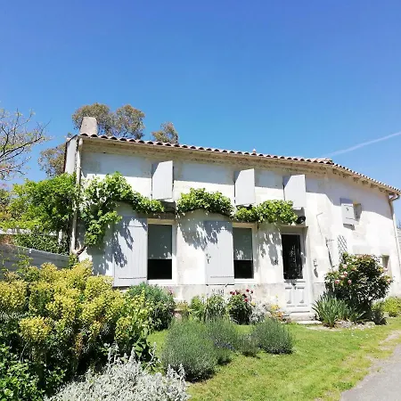 Autour Du Puits Bed & Breakfast