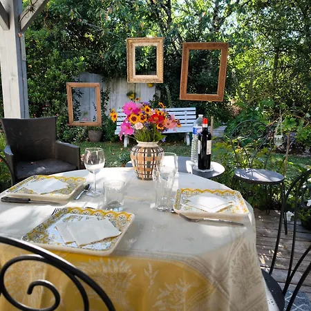 Autour Du Puits Bed & Breakfast