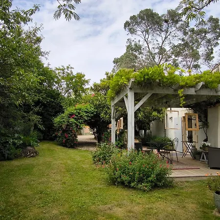 Autour Du Puits Bed & Breakfast