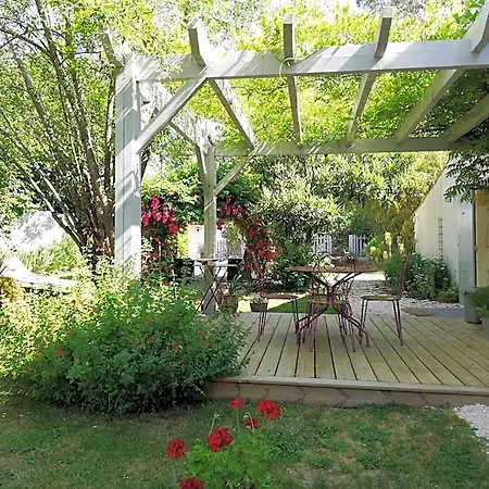 Autour Du Puits Bed & Breakfast